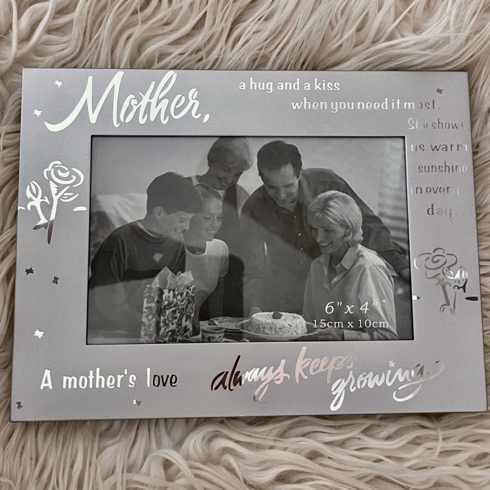 Mom A Mothers Love Beautiful Silver Picture Frame 6 x 4 In new with flaw